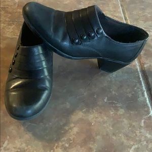 Clark’s ankle boots Black leather slip on 7 W